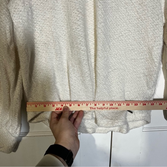 Hollister Cream V-Neck Sweater Knit Size Medium - Picture 4 of 6